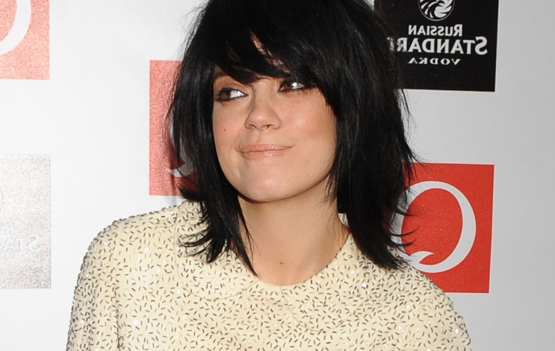 Lily Allen, îmbrâncită şi aproape să ia bătaie într-un bar
