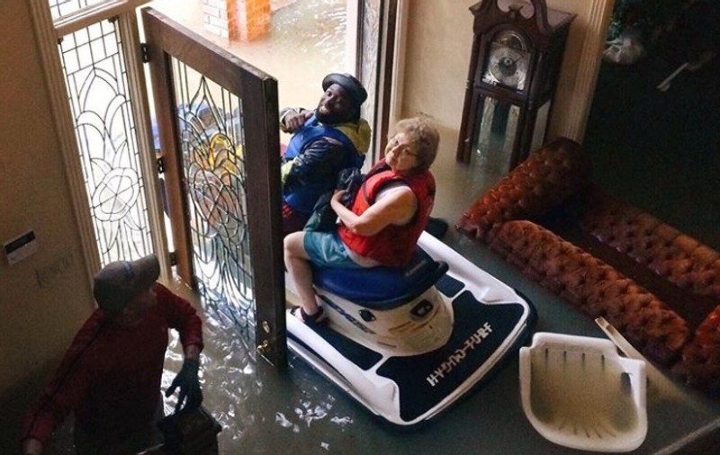 Imaginea care a făcut înconjurul lumii: O bătrână a fost salvată cu skijet-ul din casa inundată de uraganul Harvey