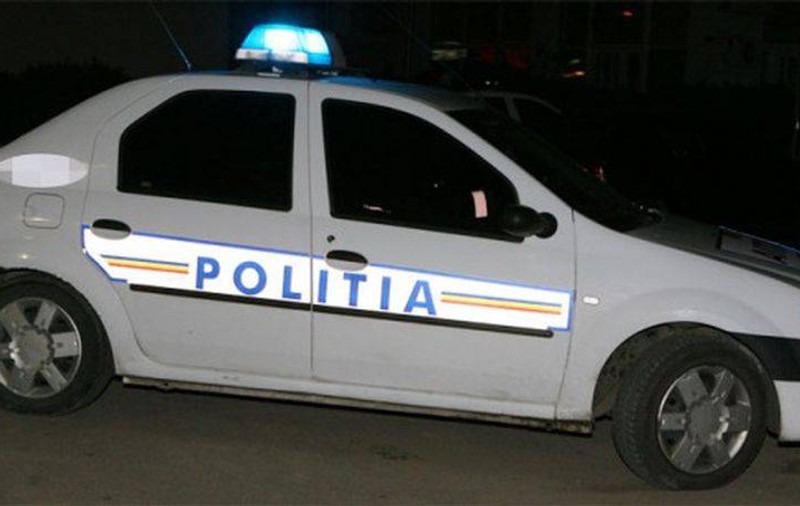 Căruță, spulberată de o mașină în Pitești. Trei persoane au fost rănite