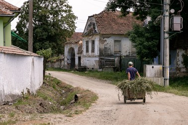 Drumul principal care trece prin satul Poieniţa