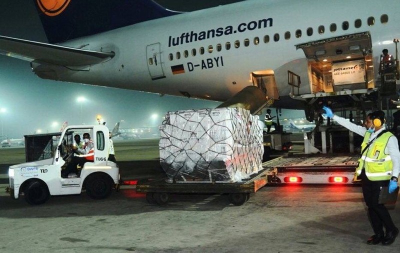 Mobilizare internațională pentru India, doborâtă de criza COVID. Marea Britanie a trimis ventilatoare, Dubai, containere de oxigen