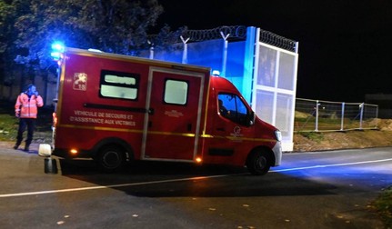 Un vehicul de urgență intră în terminalul Eurotunnel de lângă Calais, nordul Franței, după ce microbuzul s-a ciocnit cu un tren de marfă. Sursă foto: Profimedia Images