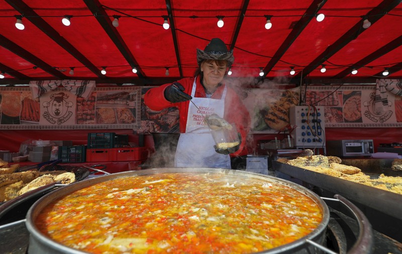 FOTO. Festival Pescăresc de Buna Vestire, pe Kiseleff. Cozi pentru saramură de crap, păstrăv la proțap, plus alte sortimente de pește