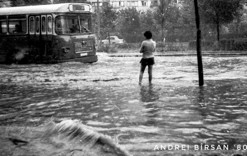 Cod roșu de ploi torențiale în București. Cum arăta zona Dristor în timpul inundațiilor din vara lui 1981
