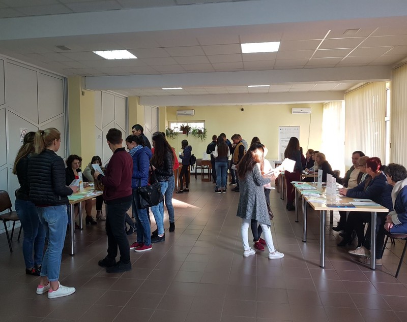 REPORTAJ: Campionii șomajului din România au tratat cu dispreț bursa locurilor de muncă pentru absolvenți de la Vaslui| GALERIE FOTO