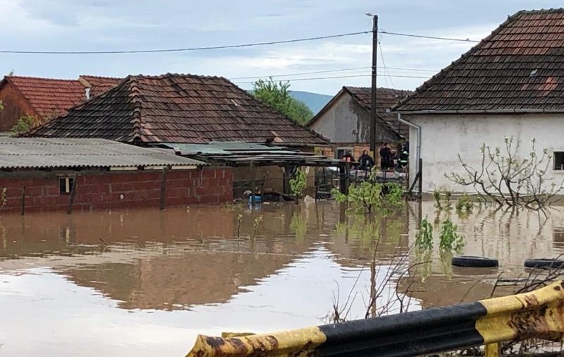 Pod prăbușit în Alba, 50 de familii sunt izolate. Pericol de inundații în județul Bihor