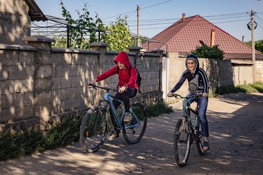 Băieții din Ustia salută străinii cu „Hristos a înviat”