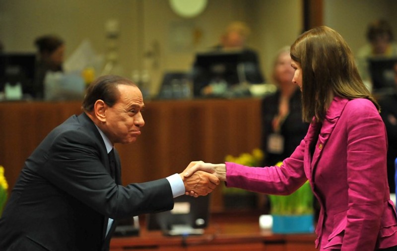Berlusconi o ţine din gafă în gafă! Află ce glume proaste a făcut de-a lungul timpului premierul italian