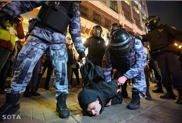 Primele manifestări au avut loc în Siberia și în estul îndepărtat, de unde au apărut imagini cu forțele de ordine intervenind violent pentru a-i risipi pe protestatari sau pentru a-i reține