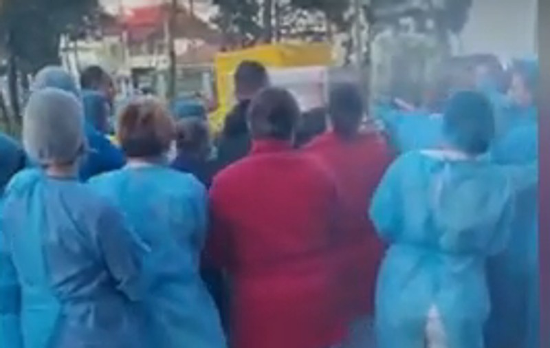 Cadrele medicale de la Spitalul Județean Buzău, filmate în timp ce se înghesuie la un eveniment religios organizat în curtea unităţii