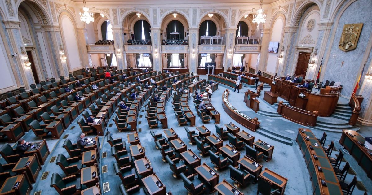 Imagine cu sala de plen din Parlamentul României