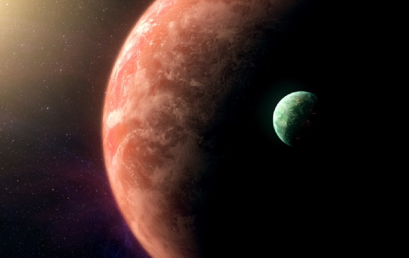 Planetă și lună lângă o stea strălucitoare