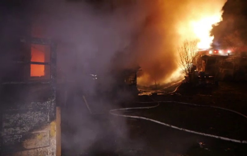Incendiu puternic la Curtea de Argeş. Patru garsoniere au fost mistuite de flăcări