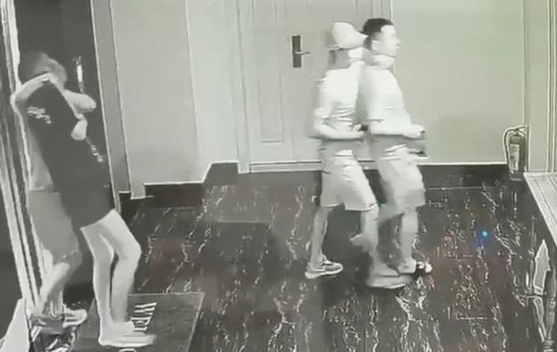 VIDEO | Doi tineri din China, uciși cu bestialitate într-o cameră de hotel. Poliția a publicat ultimele imagini cu ei în viață și îi caută pe făptași