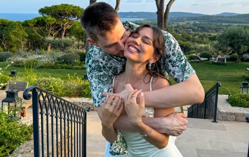 Mira și Levi Elekes s-au despărțit după o relație de patru ani. Fostul iubit al cântăreței s-a mutat din România