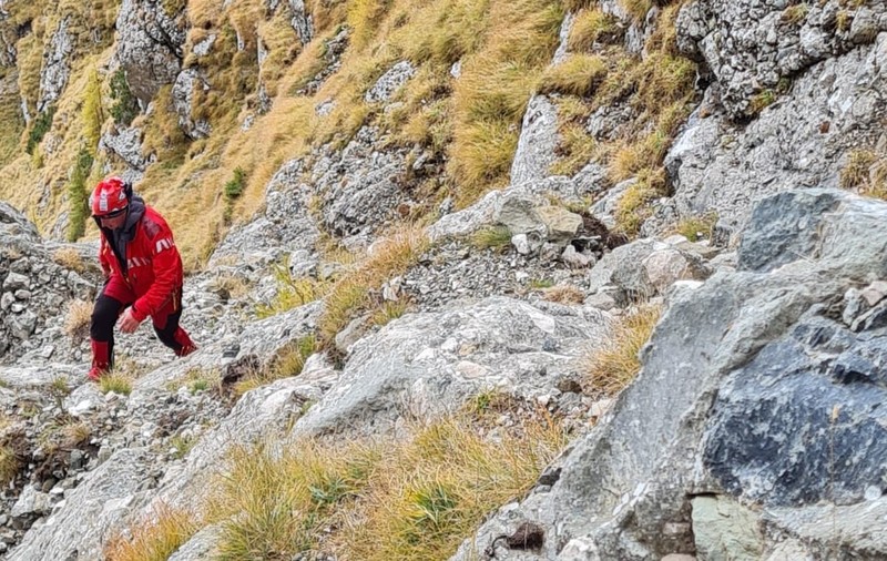 Turistă, rănită lângă cabana Mălăiești, după ce a alunecat pe gheață. Salvamontiștii și un elicopter SMURD au intervenit