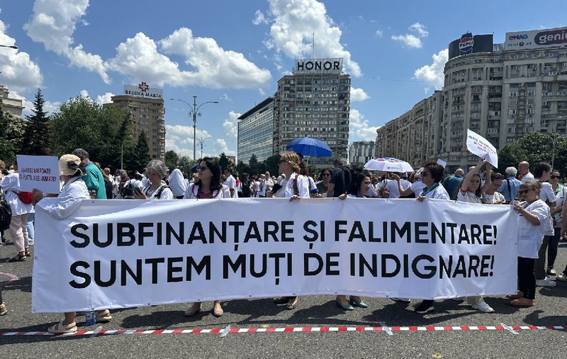 Protest al medicilor din cadrul ambulatoriilor de specialitate în fața Guvernului. Ce nemulțumiri au