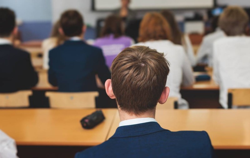Examenul de admitere pentru care o țară întreagă face liniște: 9 ore în care nici măcar avioanele nu mai zboară