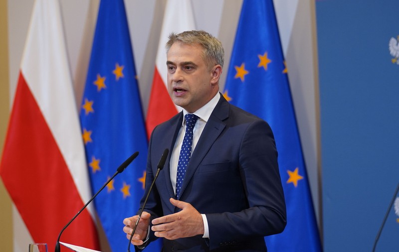 Polonia acuză Rusia că încearcă să recruteze polonezi pe dark web pentru a influenţa alegerile