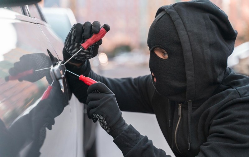 Un român a adormit în parcarea la Carrefour în mașina cu motorul pornit și așa l-a găsit poliția, care-l căuta pentru un jaf dat în aceeași zi, în Belgia