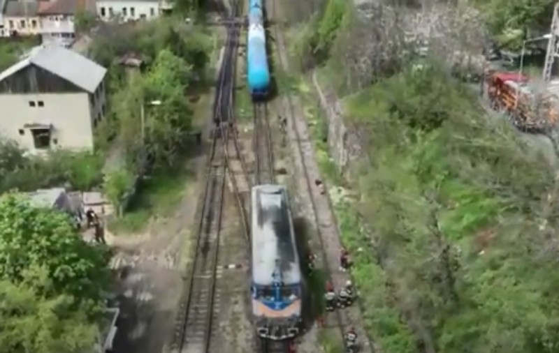Locomotiva unui marfar încărcat cu motorină a luat foc la 200 de metri de gara din Oradea