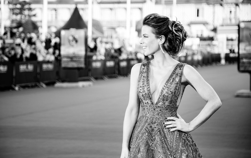 Ce trup superb ascunde Kate Beckinsale sub haine. L-a expus în toată splendoarea pe covorul roșu | FOTO