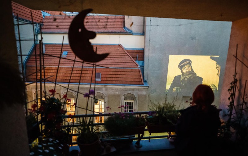 Concerte din balcon, proiecții pe clădiri şi galerii în scări de bloc. Cum se adaptează cultura la pandemie