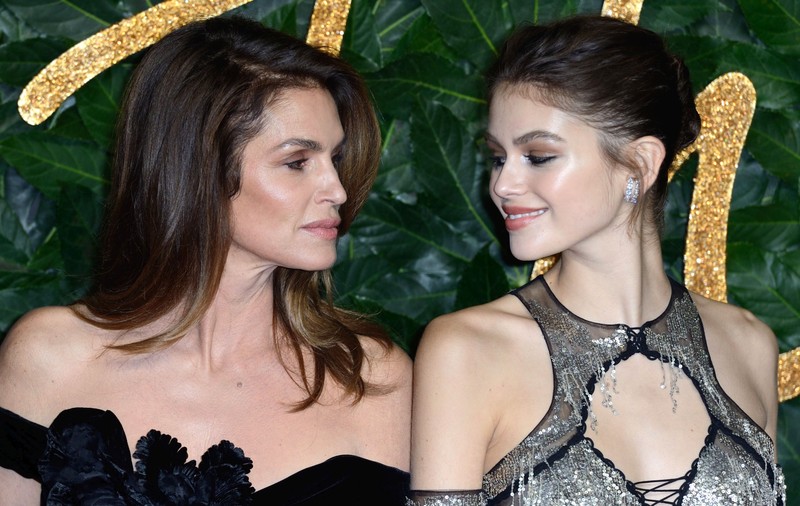 Fiica lui Cindy Crawford a pozat nud la 18 ani, pe coperta revistei Vogue