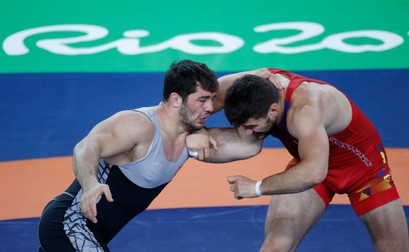 epa05491129 Alin Alexuc Ciurariu (red) of Romania in action against Cenk Ildem (blue) of Turkey in the men's Greco-Roman 98kg Bronze medal match of the Rio 2016 Olympic Games Wrestling events at the Carioca Arena 2 in the Olympic Park in Rio de Janeiro, Brazil, 16 August 2016. EPA/SERGEI ILNITSKY