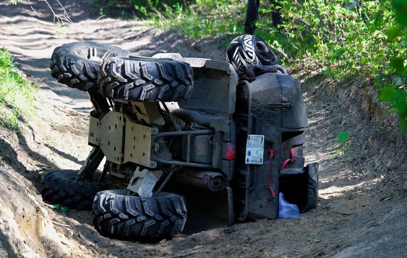 Elicopterul SMURD Brașov, misiune spectaculoasă în pădurile din Prahova. Un bărbat rănit cu ATV-ul a fost salvat cu troliul | VIDEO