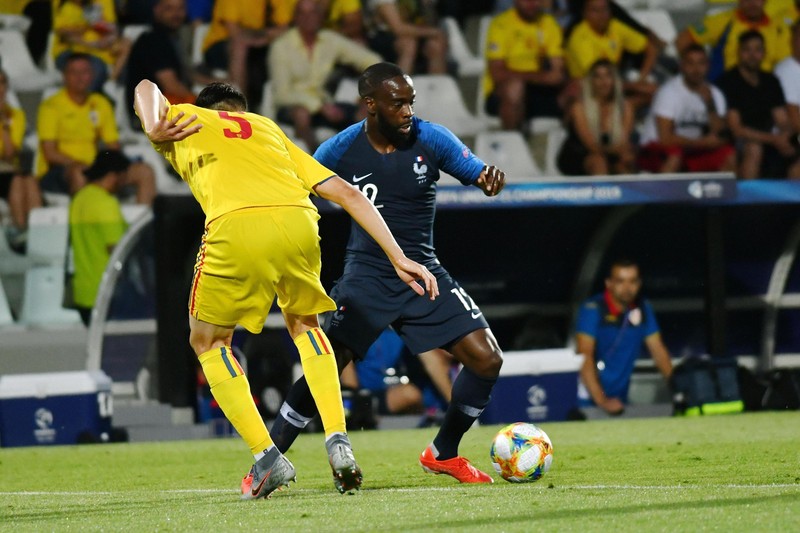Jonathan Ikone (dreapta) în duel cu Ionuţ Nedelcearu EPA-EFE/ALESSIO TARPINI