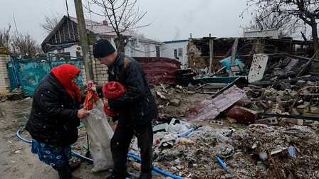Oameni din Herson, oraș eliberat de ucraineni, dar în continuare bombardat de ruși