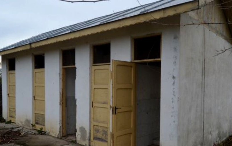 Guvernul cumpără 500.000 de tablete pentru elevi, iar toaletele din curte vor fi înlocuite cu containere sanitare