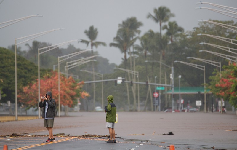 AUDIO| Reacția unui jurnalist BBC lovit de un copac doborât de uraganul Lane din Hawaii