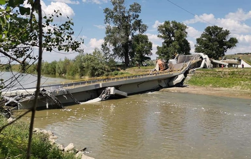 FOTO - podul prăbușit din Luțca. Localnică: „În fiecare zi merg pe podul acesta și mi-a fost frică întotdeauna”