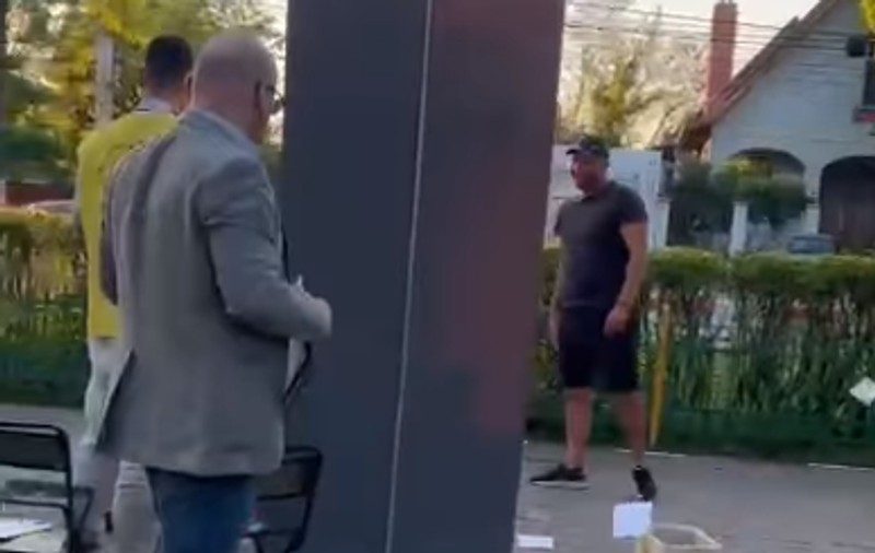 O echipă AUR Ilfov, agresată în fața primăriei din Voluntari: „Hai, repede, strângeți tot!”