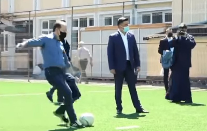 Florin Cîțu, jonglerii cu mingea de fotbal cu elevii de la Liceul Teologic Ortodox „Nicolae Steinhardt” din Satu Mare