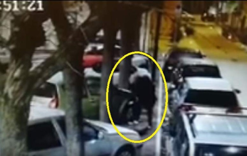 Italian, filmat în timp ce distruge mașini cu numere românești. A făcut prăpăd după o ceartă cu un român / VIDEO