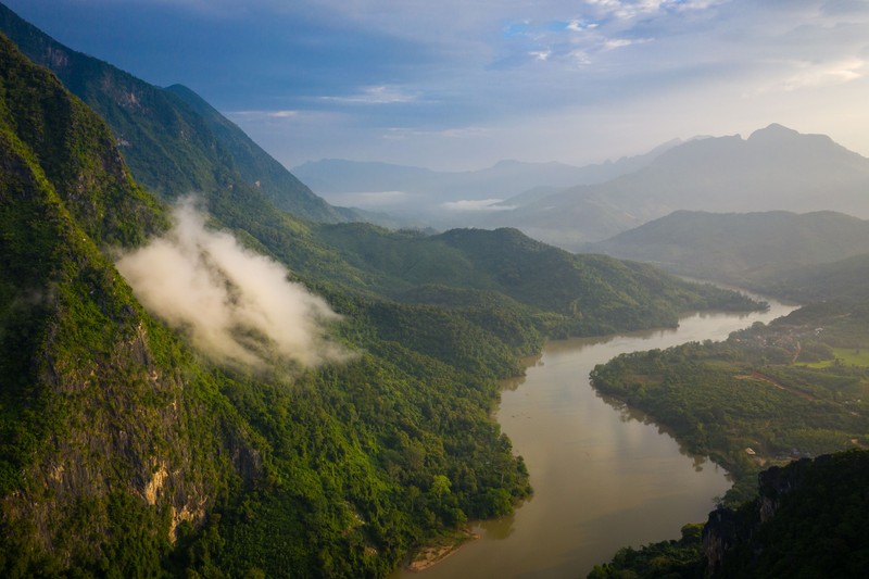 Vedere aeriană a munților și a râului Nong Khiaw, din nordul Laosului. Foto: 123rf