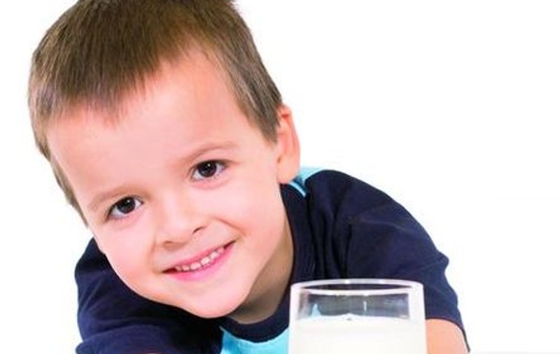 ATENŢIE, părinţi! Lactatele DEGRESATE pot provoca OBEZITATE