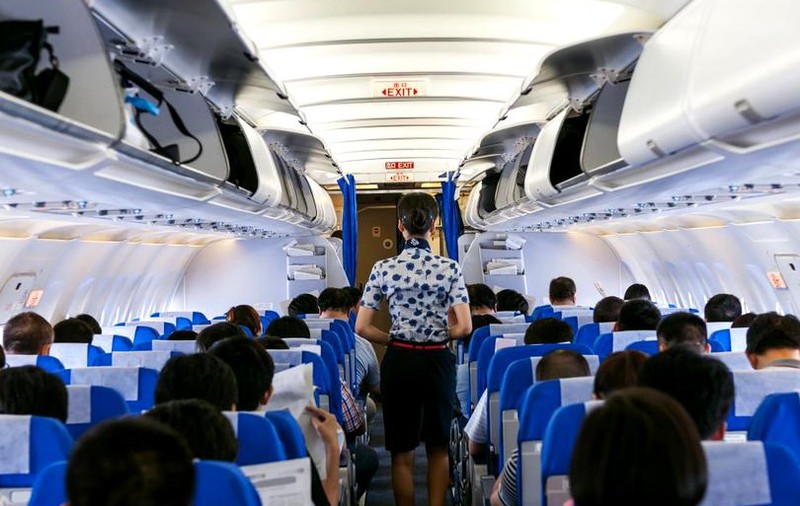 Decizie fără precedent a unei instanțe din România! Cum a ajuns o româncă să primească daune morale de 10.000 de euro din cauza unei stewardese