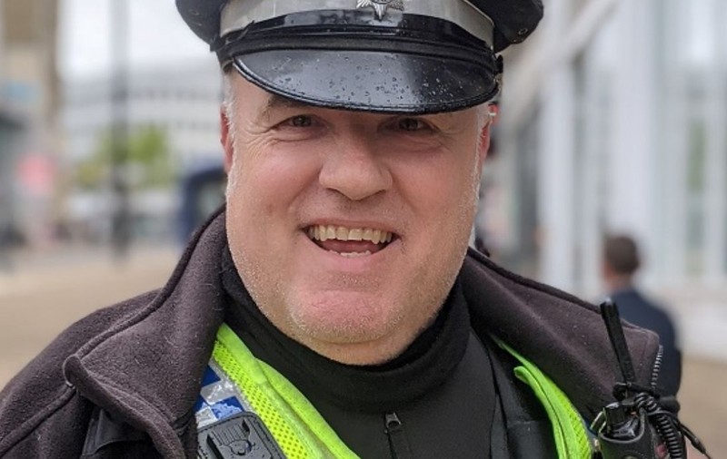 Polițistul care, de 17 ani, la 6 dimineața, salută toți oamenii străzii pe care-i întâlnește a fost decorat de regele Charles