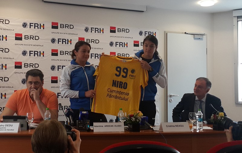 Fetele de la handbal se implică în proiecte artistice. Promovează subscripția publică pentru cumpărarea sculpturii ”Cumințenia pământului”