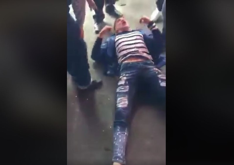 imagini cu bărbatul care a intrat cu mașina în mall la Brăila. Marius Valentin Parfenie, atacatorul de la Brăila, culcat la pământ