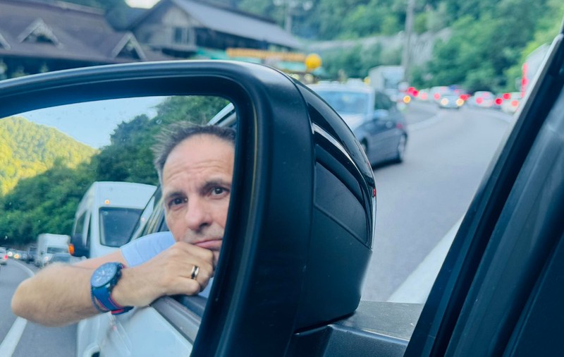 Dan Negru, revoltat în trafic, pe Valea Oltului: „Încep să cred că statul e singurul hoț care fură cu acte în regulă”