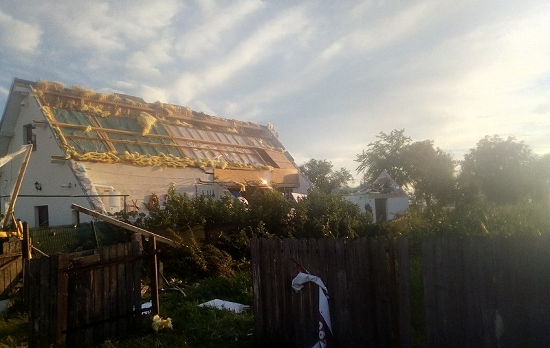 O tornadă a făcut prăpăd în comuna Mirosloveşti din Iași. Cel puțin două persoane au fost rănite și mai multe  case au fost distruse / FOTO