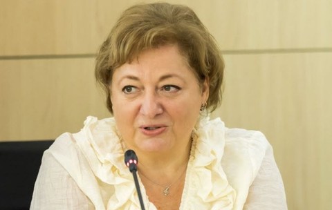 Florinela Georgescu, director de prognoză al ANM, cu părul blond-șaten vorbind la un microfon în cadrul unei conferințe sau prezentări oficiale.   