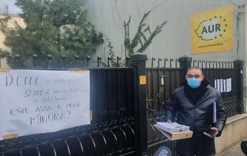 Activiștii romi au mers la sediul AUR cu broșuri despre Holocaust, dar nu li s-a deschis. „Am venit să informăm”