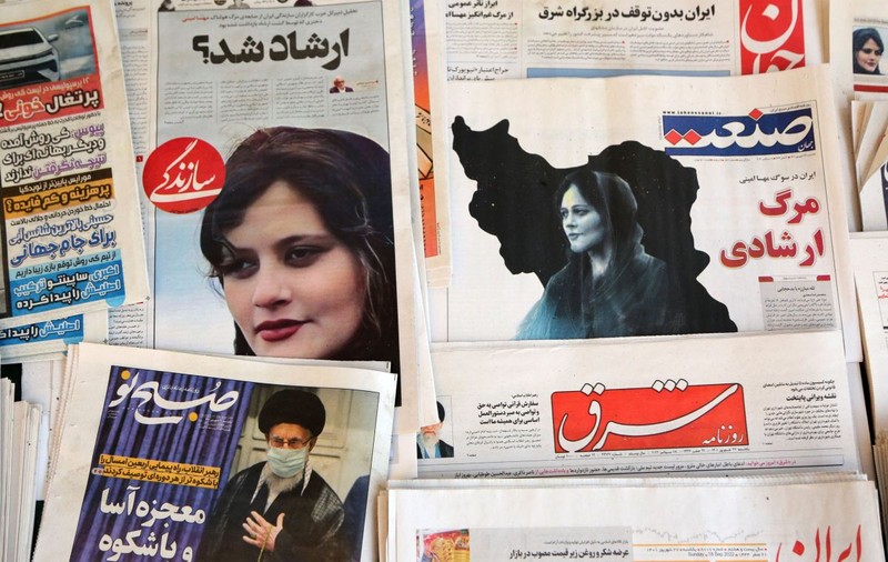 Proteste violente în Iran, după moartea unei tinere arestate pentru că a încălcat codul vestimentar islamic