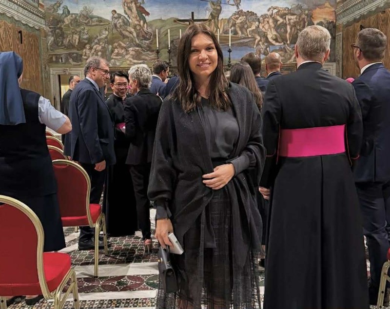 Apariția Simonei Halep într-o rochie roșie, cu spatele gol. Cât costă ținuta elegantă, la care a asortat o geantă de peste 10.000 de euro